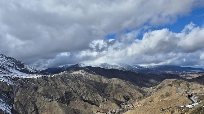 거대한 산들이 푸른 하늘을 받치고 있는 모습을 한 아틀라스 산맥을 보며 고대인들은 이 산맥이 신화에 나오는 아틀라스의 몸이라고 믿었다고 한다.
