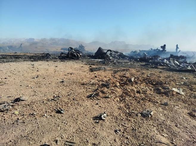 이란 이슬람혁명수비대(IRGC)는 이스파한 남부에서 실종 미군을 수색하던 미국 측 항공기를 격파했다고 5일(현지시간) 밝혔다. IRGC는 이날 긴급 성명에서 “혁명수비대가 격추한 전투기의 조종사를 수색하던 미국의 항공기를 격파했다”고 주장했다. 같은날 이란 중앙사령부는 “이슬람혁명수비대와 이란 육군 전사들의 합동 작전으로, 미국의 조종사 구출 시도는 실패로 돌아갔다”라고 주장했다. 또한 실종자 수색 및 구출 작전을 위해 이스파한 남부 상공을 비행하던 미군 항공기와 블랙호크 헬기 2대, C130 수송기 1대가 자국군에게 피격됐다고 했다. 사진은 이란 측이 주장하는 미군 헬기 격추 현장. 2026.4.5 이슬람혁명수비대 자료