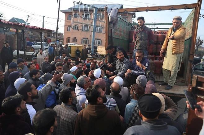 3월 14일(현지시간) 인도 카슈미르에서 사람들이 액화석유가스(LPG)를 구매하기 위해 모였다. EPA 연합뉴스