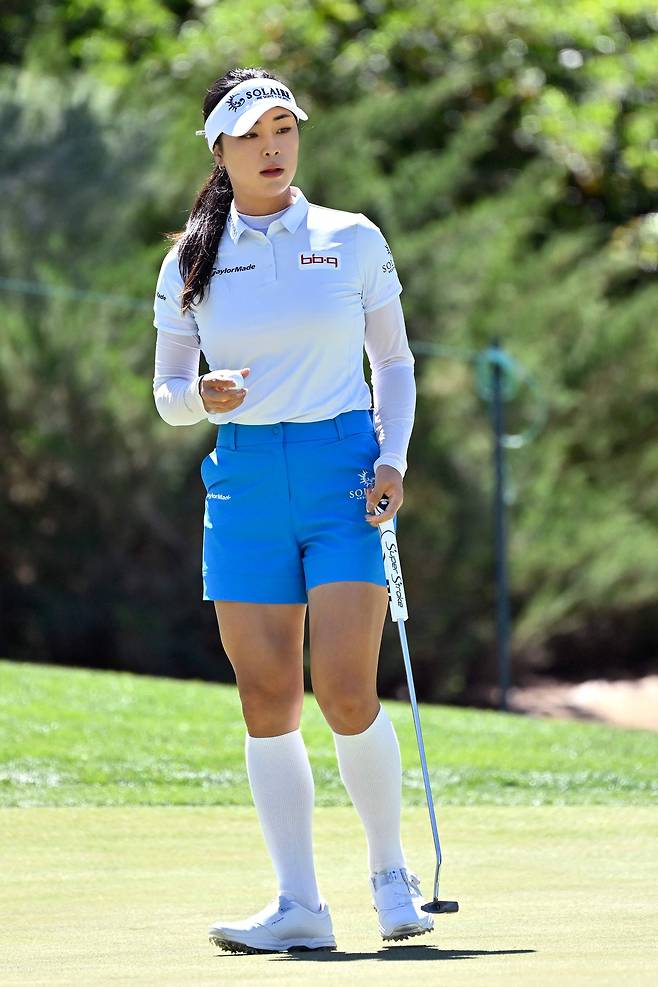 그린 경사를 파악하고 있는 윤이나. 사진 제공=AFP연합뉴스