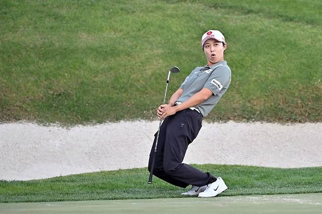 칩샷 후 공을 확인하고 있는 김효주. 사진 제공=AFP연합뉴스