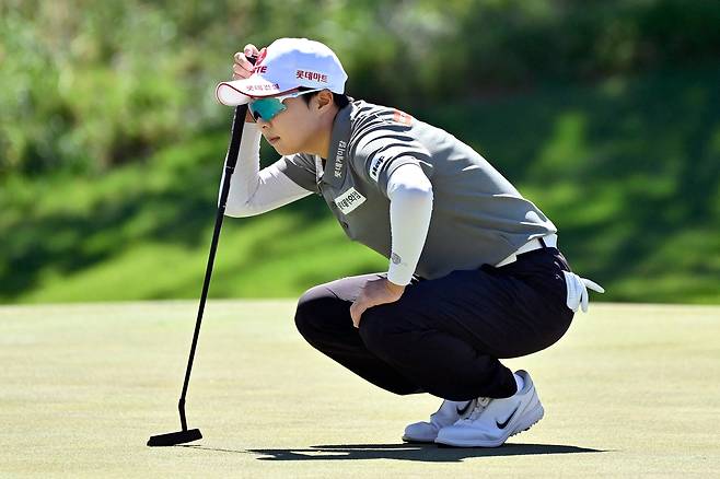 김효주가 4일(현지 시간) 미국 네바다주 라스베이거스의 섀도 크리크 골프코스(파72)에서 열린 LPGA 투어 아람코 챔피언십 3라운드에서 2번 홀 그린에서 퍼트 라인을 살펴보고 있다. AFP연합뉴스