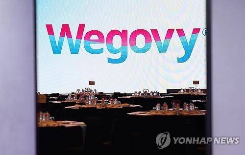 (서울=연합뉴스) 김성민 기자 = 15일 오전 서울 시내 한 호텔에서 열린 덴마크 제약회사 노보 노디스크의 비만치료제 위고비 한국 출시 행사장에 위고비 관련 영상이 나오고 있다. 2024.10.15 ksm7976@yna.co.kr