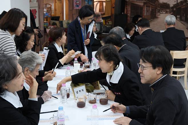 2일 서울 종로구 성균관컨벤션웨딩홀에서 열린 ‘굿라이프 챌린지’에 참석한 65세 이상 미혼 남녀가 대화를 거쳐 각자의 이상형을 지목하고 있다. 황동건 기자