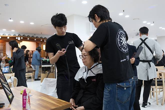 2일 서울 종로구 성균관컨벤션웨딩홀에서 정화예대 소속 학생들이 ‘굿라이프 챌린지’ 참석자들을 위해 화장과 머리 손질을 돕고 있다. 황동건 기자