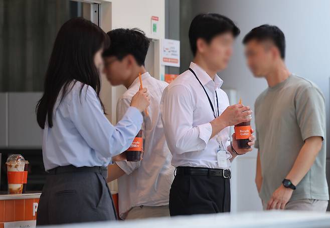지난달 9일 서울 여의도 직장인들이 커피를 마시고 있는 모습 ⓒ연합뉴스