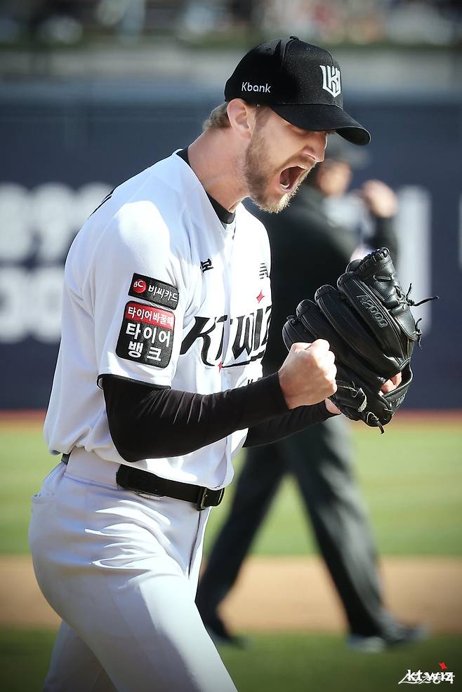 KT 케일럽 보쉴리가 5일 수원KT위즈파크서 열린 삼성전서 이닝을 실점 없이 막은 뒤 포효하고 있다. 사진제공|KT 위즈