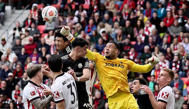 프라이부르크의 골키퍼 노아 아투볼루(오른쪽)가 뮌헨의 김민재(왼쪽), 알렉산다르 파블로비치(가운데)를 상대로 경기를 펼치고 있다. EPA연합뉴스