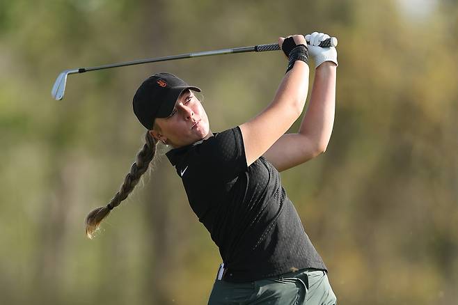 베일리 슈메이커가 지난해 4월 2일 미국 조지아주 에번스의 챔피언스 리트리트 골프클럽에서 열린 오거스타 내셔널 여자 아마추어 골프 대회 연습 라운드 도중 17번 홀에서 티샷을 하고 있다. 게티이미지코리아