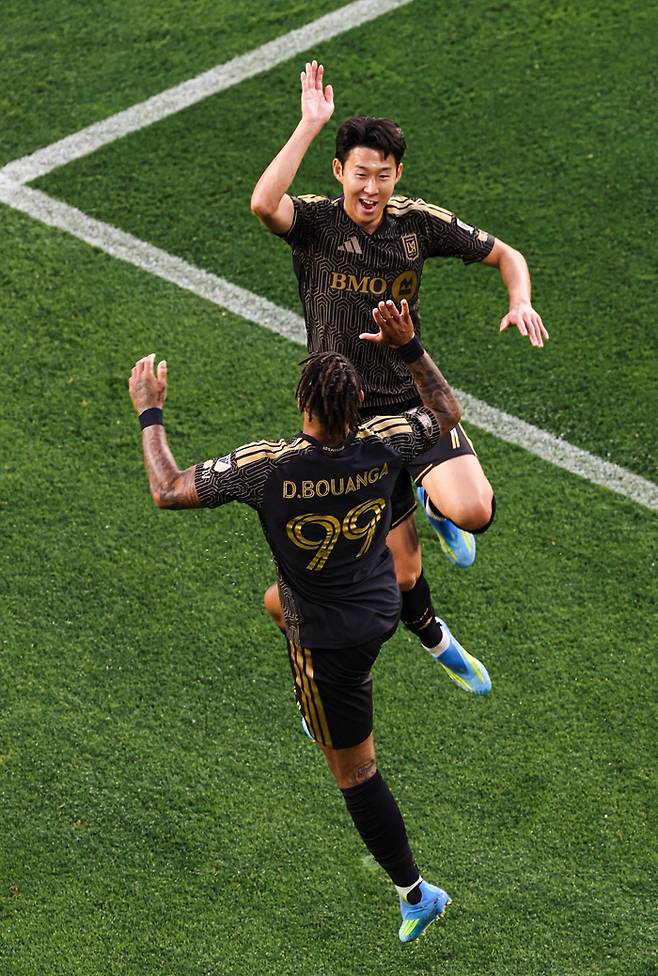 LAFC 손흥민(위)이 5일 올랜도 시티와의 2026 MLS 6라운드 홈경기에서 드니 부앙가의 골을 어시스트한 뒤 하이파이브하고 있다. LAFC 페이스북 캡처