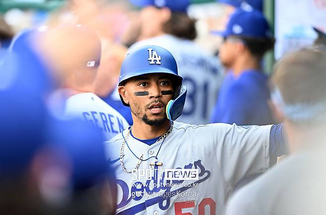 ▲ 무키 베츠가 5일 워싱턴 내셔널스와 경기에서 허리 통증으로 교체됐다. 1회초 첫 타석에서 볼넷으로 출루한 뒤 프레디 프리먼의 적시타에 득점했는데, 1회말 수비에서 미겔 로하스로 교체돼 경기에서 빠졌다.