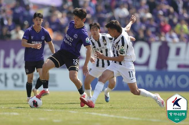 ▲ 5일 안양종합운동장에서 FC안양과 FC서울의 프로축구 K리그1 6라운드가 열렸다. 연고지 더비로 얽힌 두 팀은 한 골씩 주고받으며 1대1 무승부로 끝냈다. ⓒ 한국프로축구연맹