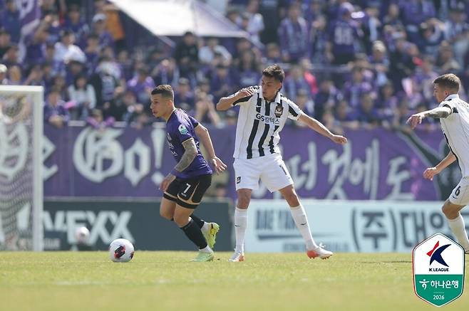 ▲ 5일 안양종합운동장에서 FC안양과 FC서울의 프로축구 K리그1 6라운드가 열렸다. 연고지 더비로 얽힌 두 팀은 한 골씩 주고받으며 1대1 무승부로 끝냈다. ⓒ 한국프로축구연맹