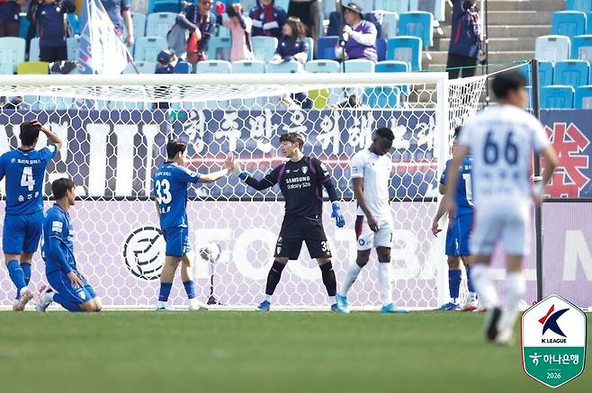 ▲ 5일 수원월드컵경기장에서 수원삼성과 충북청주의 프로축구 2부리그 6라운드가 열렸다. 이정효 감독 선임 후 개막 5연승을 달리던 수원이 처음으로 무승부를 기록했다. ⓒ 한국프로축구연맹