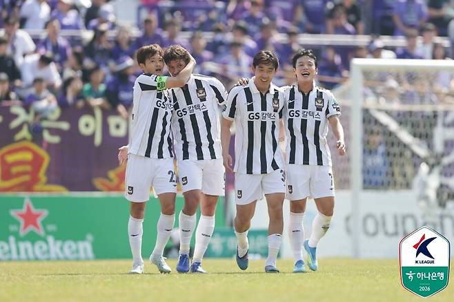 ▲ 5일 안양종합운동장에서 FC안양과 FC서울의 프로축구 K리그1 6라운드가 열렸다. 연고지 더비로 얽힌 두 팀은 한 골씩 주고받으며 1대1 무승부로 끝냈다. ⓒ 한국프로축구연맹