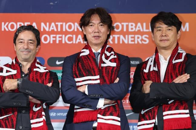 ▲ 홍명보 신임 축구대표팀 감독은 26일 오전 서울 종로구 축구회관에서 9월 A매치에 나설 엔트리를 발표했다. 이번 명단 발표 기자회견에 참석한 아로소 수석 코치는 "한국 대표팀 코칭스태프에 오게 돼서 기쁘고 영광이다. 팀이 가진 목표를 돕기 위해 이곳에 왔다"며 "유럽파 선수들뿐 아니라 K리그 선수들도 파악하면서 도움이 될 수 있도록 노력하겠다"라고 인사했다. ⓒ연합뉴스