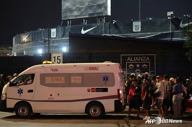페루 프로축구 알리안사 리마와 라이벌 우니베르시타리오의 더비 경기를 앞두고 알레한드로 비야누에바 경기장에 수백 명의 팬이 모여 이른바 '깃발 흔들기 행사'를 벌이던 중 참사가 일어났다. /AFPBBNews=뉴스1