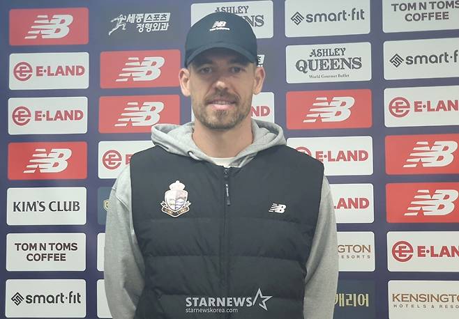 서울이랜드 수비수 오스마르가 지난 4일 목동종합운동장 주경기장에서 열린 수원FC와의 '하나은행 K리그2 2026' 6라운드 승리 후 믹스트존에서 포즈를 취하고 있다. /사진=박재호 기자