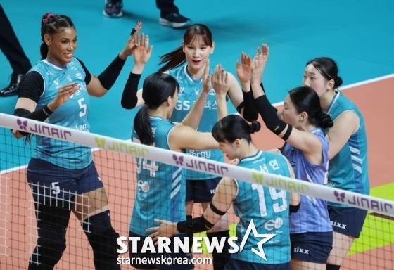 기뻐하는 GS칼텍스 선수들. /사진=김진경 대기자