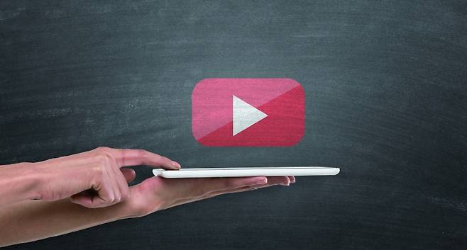 공포를 퍼트릴수록 유튜브 수입이 꽤나 늘어나는 모양이다.[일러스트｜게티이미지뱅크]