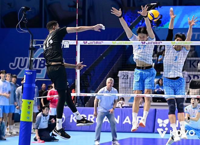 남자 프로배구 대한항공 점보스는 4일 인천 계양체육관에서 열린 현대캐피탈 스카이워커스와의 진에어 2025-2026 V리그 챔피언결정(5전 3선승제) 2차전에서 풀세트 접전 끝에 세트스코어 3-2(25-23 25-18 24-26 18-25 18-16) 승리를 거뒀다. 대한항공은 지난 2일 같은 장소에서 열린 1차전에서도 세트스코어 3-2(25-19 19-25 23-25 25-20 15-11)로 이겼다. 이번 시즌 컵대회와 정규리그 모두 정상에 오른 대한한공은 남은 3~5차전에서 1승만 거두면 지난 2023-2024시즌 이후 2년 만에 챔피언결정전 우승을 차지할 뿐만 아니라 3관왕에 오른다. 한국배구연맹(KOVO)