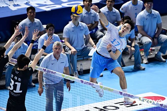 남자 프로배구 대한항공 점보스는 4일 인천 계양체육관에서 열린 현대캐피탈 스카이워커스와의 진에어 2025-2026 V리그 챔피언결정(5전 3선승제) 2차전에서 풀세트 접전 끝에 세트스코어 3-2(25-23 25-18 24-26 18-25 18-16) 승리를 거뒀다. 대한항공은 지난 2일 같은 장소에서 열린 1차전에서도 세트스코어 3-2(25-19 19-25 23-25 25-20 15-11)로 이겼다. 이번 시즌 컵대회와 정규리그 모두 정상에 오른 대한한공은 남은 3~5차전에서 1승만 거두면 지난 2023-2024시즌 이후 2년 만에 챔피언결정전 우승을 차지할 뿐만 아니라 3관왕에 오른다. 한국배구연맹(KOVO)