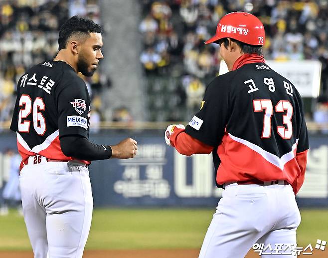 31일 오후 서울 송파구 잠실야구장에서 열린 '2026 신한 SOL Bank KBO리그' KIA 타이거즈와 LG 트윈스의 경기, 4회초 2사 1루 KIA 카스트로가 김선빈의 중전안타때 3루까지 진루하고 있다. 엑스포츠뉴스 DB