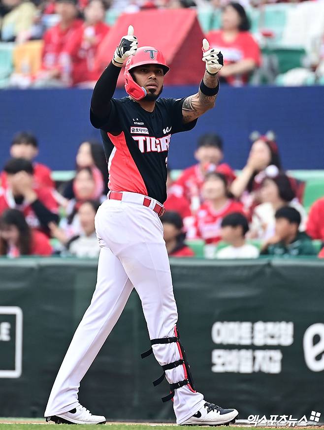 29일 오후 인천SSG랜더스필드에서 열린 '2026 신한 SOL Bank KBO리그' KIA 타이거즈와 SSG 랜더스의 경기, 3회초 1사 1,2루 KIA 카스트로가 안타를 때려낸 뒤 세리머니를 하고 있다. 엑스포츠뉴스 DB