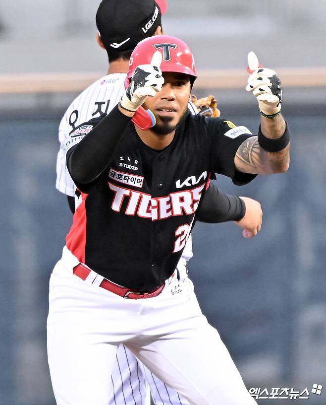 31일 오후 서울 송파구 잠실야구장에서 열린 '2026 신한 SOL Bank KBO리그' KIA 타이거즈와 LG 트윈스의 경기, 1회초 1사 KIA 카스트로가 2루타를 날리고 있다. 엑스포츠뉴스 DB