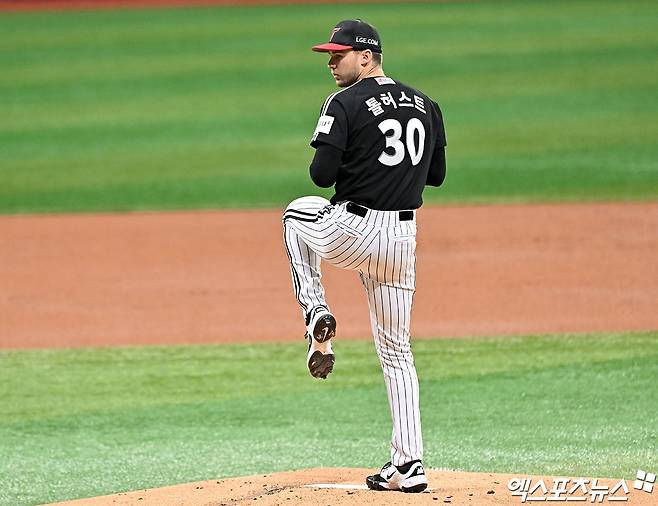 5일 오후 서울 구로구 고척스카이돔에서 열린 '2026 신한 SOL Bank KBO리그' LG 트윈스와 키움 히어로즈의 경기, 1회말 LG 선발투수 톨허스트가 공을 힘차게 던지고 있다. 고척, 김한준 기자