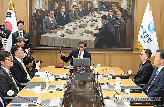 의사봉 두드리는 이창용 한국은행 총재 (서울=연합뉴스) 이창용 한국은행 총재가 26일 서울 중구 한국은행 본관에서 열린 금융통화위원회 본회의에서 의사봉을 두드리고 있다. 2026.2.26 [사진공동취재단] photo@yna.co.kr