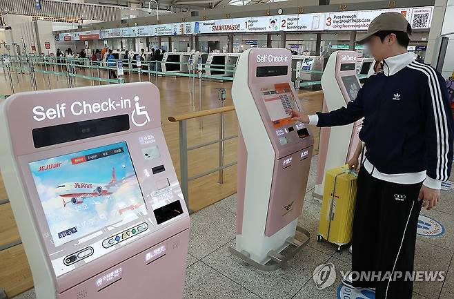 지난 1일 중동발 위기에 평소보다 한가한 인천공항 카운터 [연합뉴스 자료사진]
