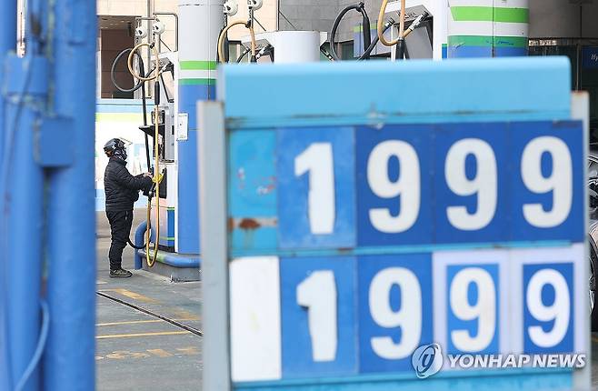 기름값 어디까지 오르나 (서울=연합뉴스) 김성민 기자 = 도널드 트럼프 미국 대통령이 1일(현지시간) 대국민 연설에서 이란과 합의가 이뤄지지 않으면 2∼3주에 걸쳐 이란을 극도로 강하게 타격할 것이라고 경고했다.
    국제 유가가 다시 오름세를 보인 2일 서울 시내 한 주유소에 휘발유·경유 가격 안내문이 놓여 있다. 2026.4.2 ksm7976@yna.co.kr