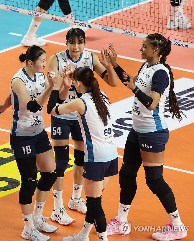 '오늘은 승리' (김천=연합뉴스) 김현태 기자 = 3일 김천실내체육관에서 열린 2025-2026 V-리그 포스트시즌 여자 프로배구 챔피언 결정전 2차전 GS칼텍스와 한국도로공사의 경기에서 GS칼텍스 선수들이 득점에 성공한 뒤 기뻐하고 있다. 2026.4.3 mtkht@yna.co.kr