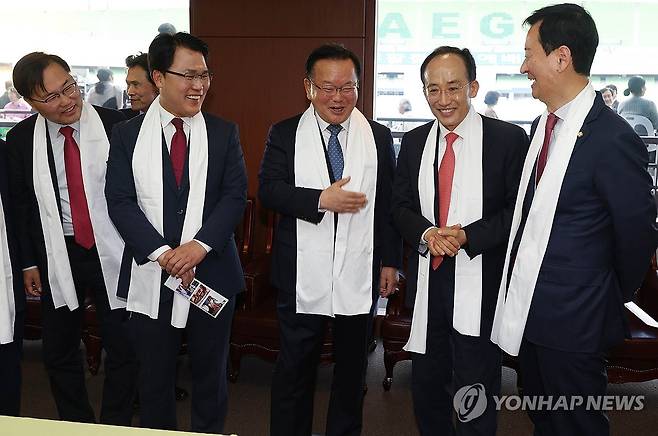 2026 대구 기독교 부활절 연합예배 개최 (대구=연합뉴스) 김현태 기자 = 5일 오후 대구스타디움에서 열린 '2026 대구 기독교 부활절 연합예배'에 참석한 내빈들이 얘기를 나누고 있다. 2026.4.5 mtkht@yna.co.kr