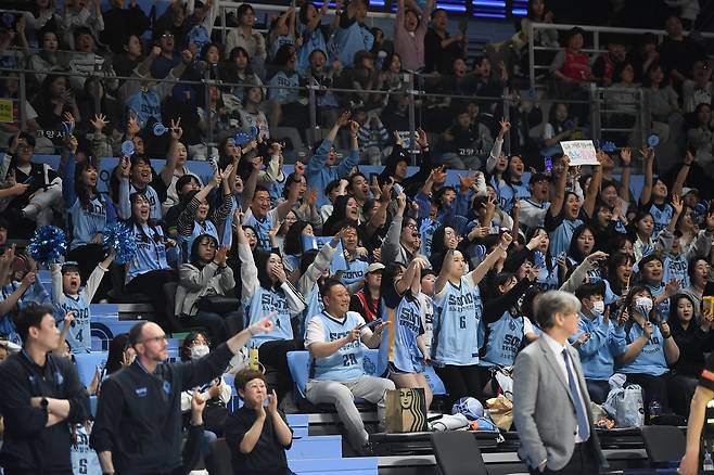 응원전 펼치는 소노 팬들 [KBL 제공. 재판매 및 DB 금지]