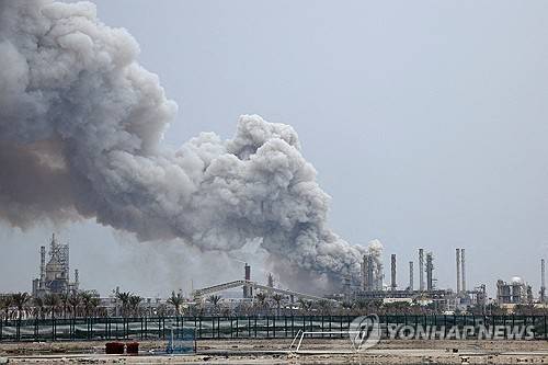 이란의 공격후 바레인 시트라 정유소에서 치솟는 연기. 기사 내용과 직접 관련 없음 [로이터 연합뉴스 자료사진. 재판매 및 DB 금지]