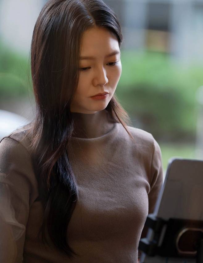 배우 이솜이 모니터링을 하고 있다. / 사진제공=매니지먼트mmm