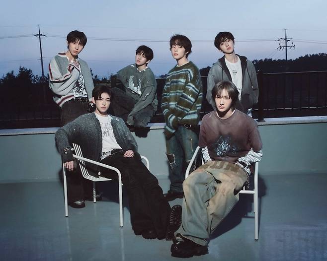 킥플립 미니 4집 콘셉트 포토 (왼쪽부터 주왕, 민제, 계훈, 케이주, 동화, 동현) / 사진 제공=JYP엔터테인먼트