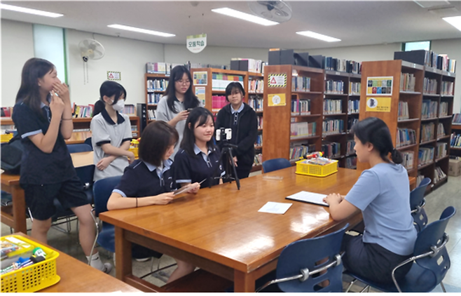▲ 세류중학교 학생들과 교사가 '세바독' 프로그램을 촬영하고 있다. /사진제공=세류중학교