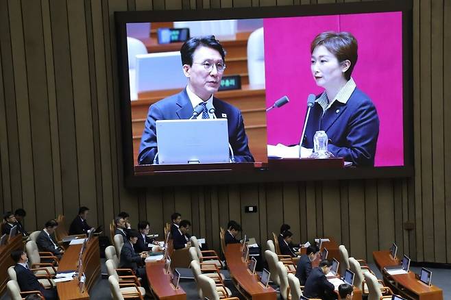 ▲ 더불어민주당 이언주 의원이 6일 국회에서 열린 대정부 질문에서 김민석 총리에게 국가산단 추진계획에 대해 질의하는 모습./사진제공=이언주 의원 사무실