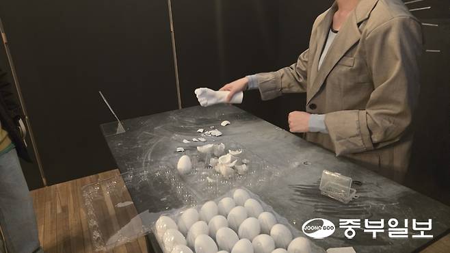 정나영 작가의 '부화의 조건'. 임창희기자