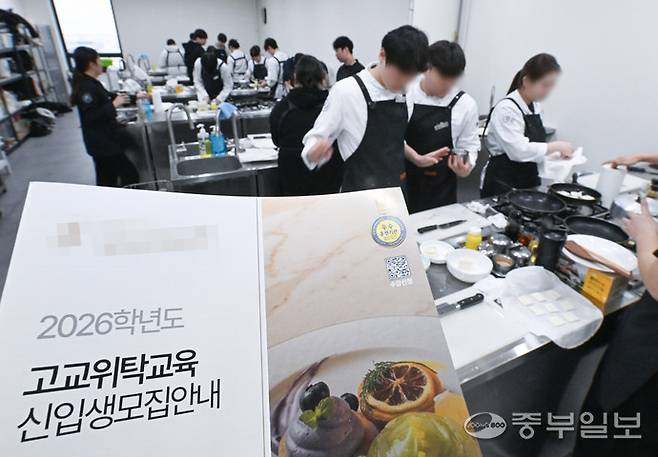 최근 인문계고 학생들이 졸업 직전 직업훈련을 선택하는 사례가 나타나고 있는 가운데 수원시 한 실용전문학교에서 학생들이 직업 훈련에 매진하고 있다. 임채운기자