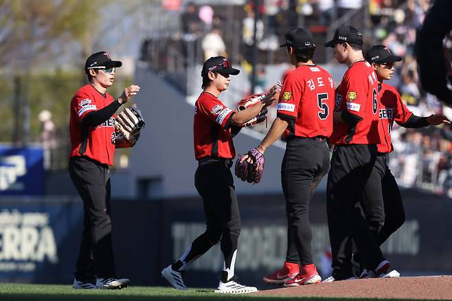 KIA 타이거즈 선수단이 지난 5일 광주 기아챔피언스필드에서 열린 NC 다이노스와의 홈 경기에서 승리한 뒤 세리모니를 하고 있다. /사진=KIA 타이거즈 제공