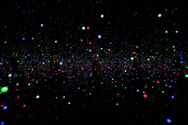 본태박물관 ‘무한거울방’. 빛과 공간이 만들어내는 몰입형 전시 공간이다.  <본태박물관 제공>