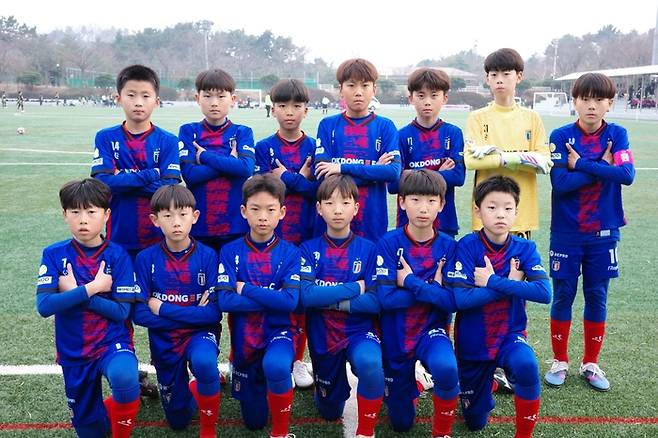 다음달 23~24일 이틀간 독일 오버우어젤시 에슈바흐베크 운동장에서 열리는 '2026 오버우어젤 국제유소년 축구대회'에 참가할 울산 남구 유소년 축구선수단이 단체 기념촬영을 하고 있다. 남구 제공