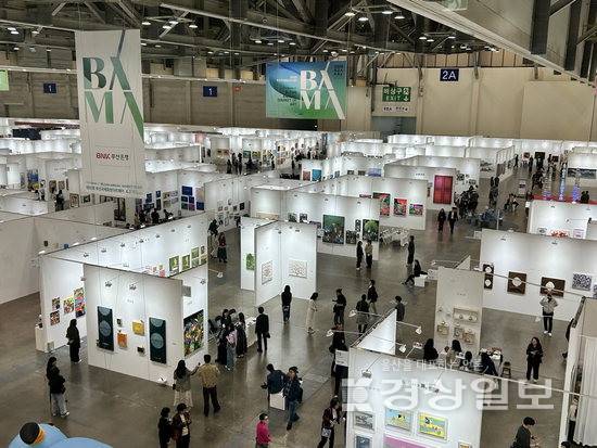 ▲ 지난 3~5일 부산 벡스코 제1전시장에서 열린 '제15회 부산국제화랑아트페어(2026 BAMA)'를 찾은 관람객들이 작품을 감상하고 있다. 부산화랑협회 제공