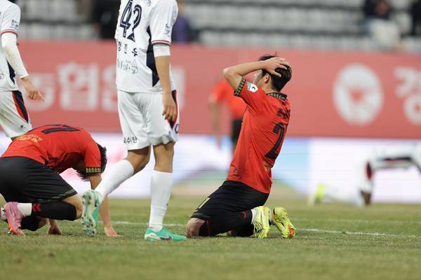 경남FC 선수들이 지난달 14일 창원축구센터에서 열린 충북청주FC와 경기에서 무승부를 기록한 뒤 아쉬워 하고 있다. /한국프로축구연맹