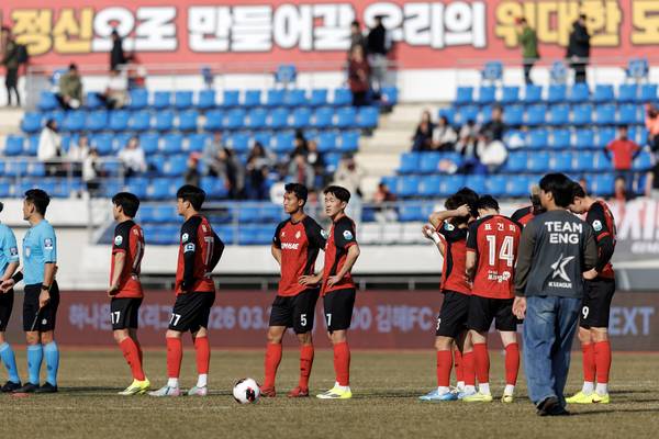 김해FC 선수들이 지난달 14일 김해종합운동장에서 열린 수원FC와 경기에서 패배를 기록한 뒤 아쉬워 하고 있다. /한국프로축구연맹