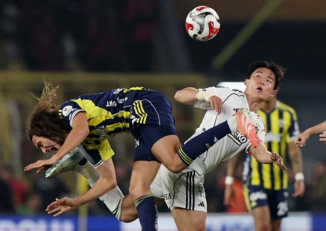 베식타시의 오현규가 6일 튀르키예 이스탄불에서 열린 2025-2026 쉬페르리그 페네르바체와의 경기 도중 공중볼 경합을 벌이고 있다. 로이터 연합뉴스